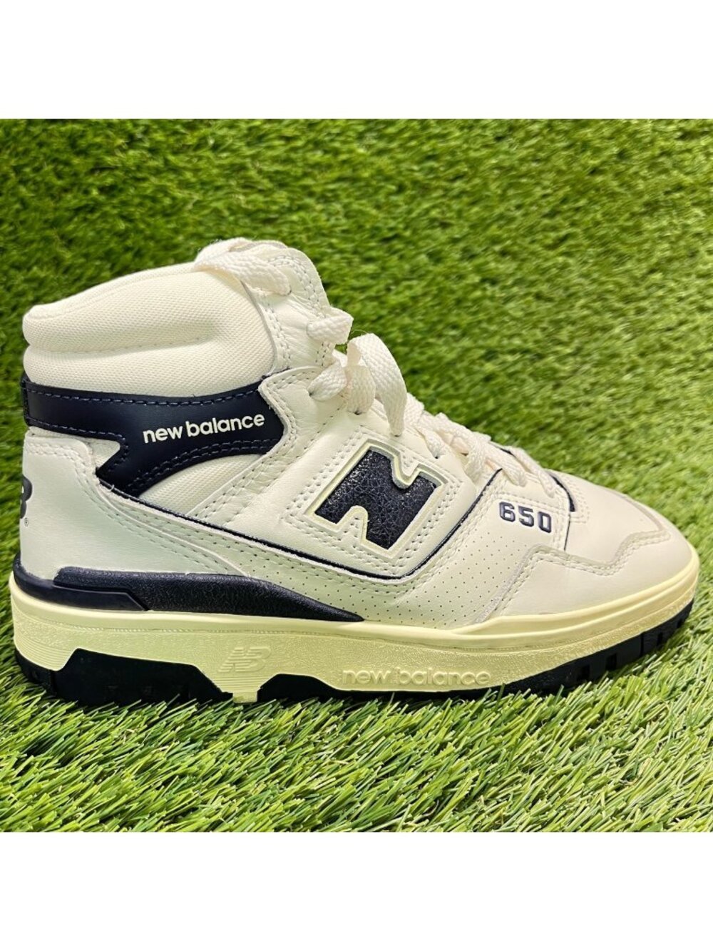 New Balance 650R Boys Size 4Y Cream Blue Athletic Outdoor Leather Shoes Sneakers